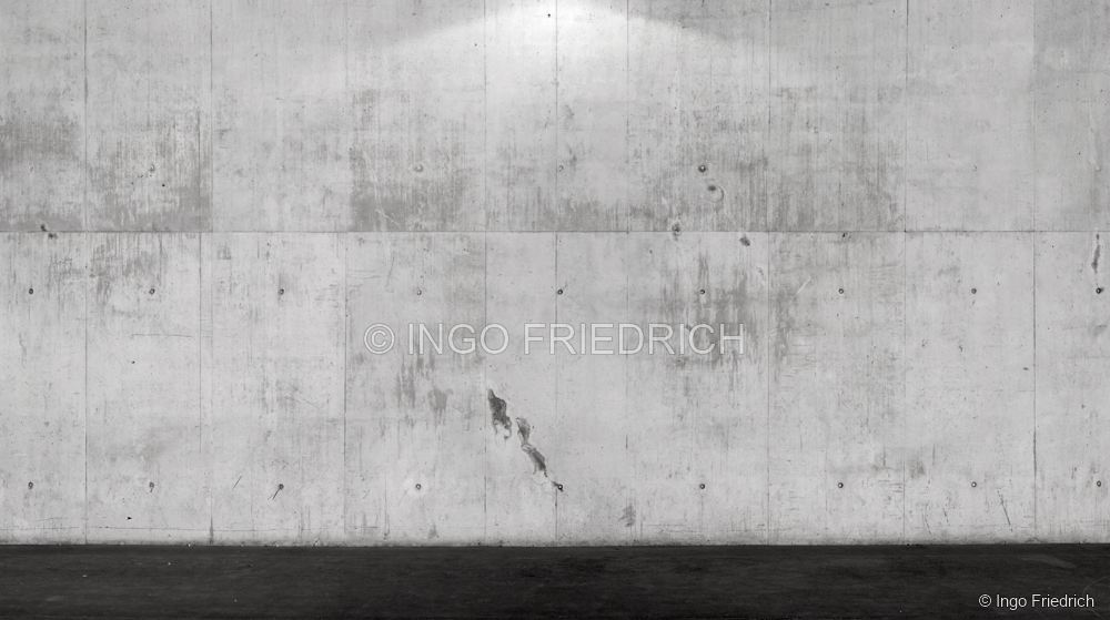 Helle Wand mit Schalungsfugen – fotografische Betonoberfläche von Ingo Friedrich