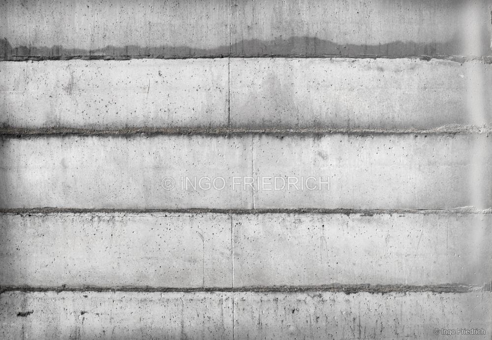 Horizontale Betonbänder – fotografische Betonoberfläche von Ingo Friedrich