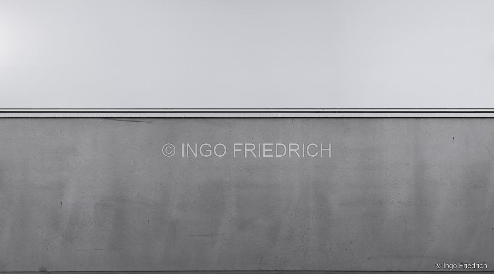 Sichtbeton mit horizontalem Abschluss – fotografische Betonoberfläche von Ingo Friedrich