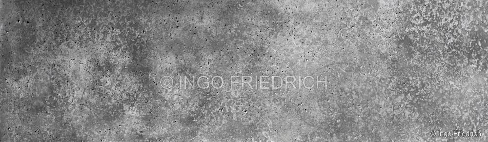 Dunkle Patina – fotografische Betonoberfläche von Ingo Friedrich