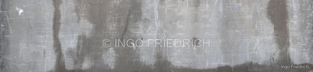 Vertikale Spuren – fotografische Betonoberfläche von Ingo Friedrich