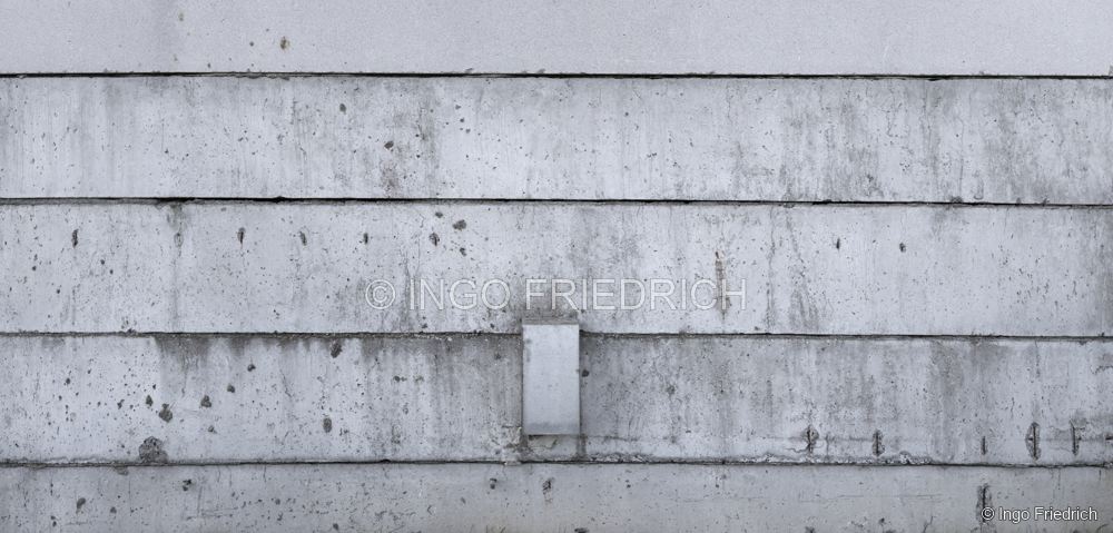 Beton mit Ankerstellen – fotografische Betonoberfläche von Ingo Friedrich