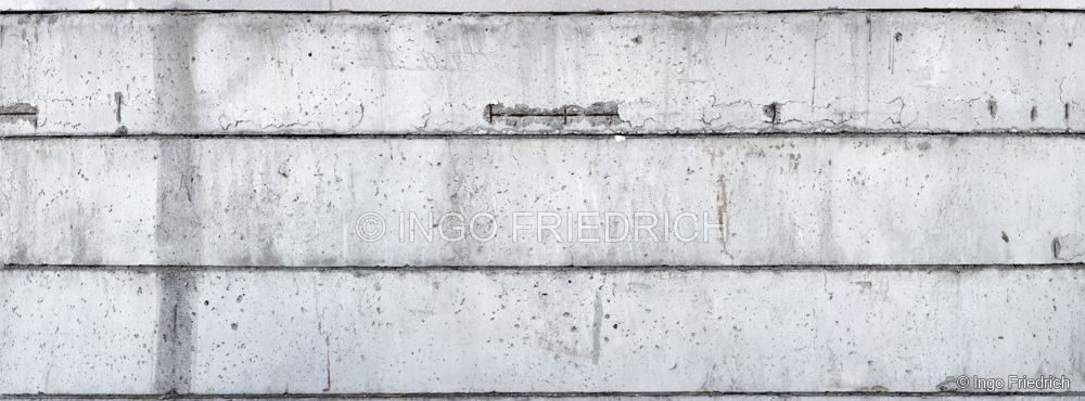 Betonbänder mit Materialspuren – fotografische Betonoberfläche von Ingo Friedrich