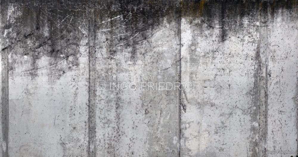 Spuren auf heller Betonwand – fotografische Betonoberfläche von Ingo Friedrich