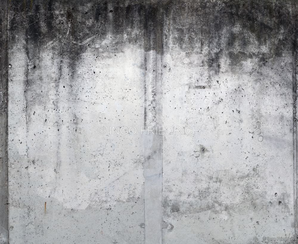 Beton mit dunklen Laufspuren – fotografische Betonoberfläche von Ingo Friedrich