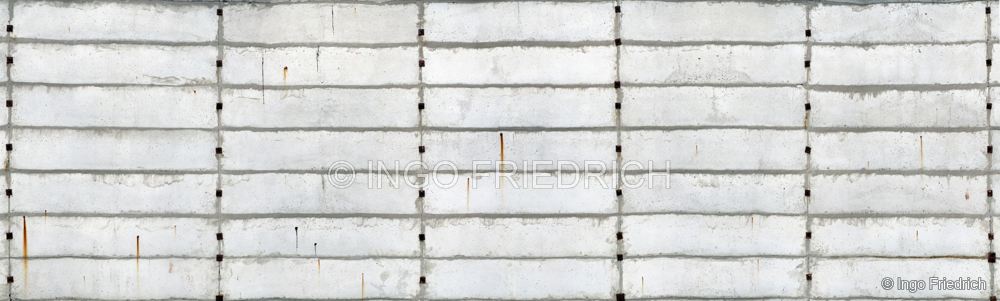 Schmale horizontale Betonfelder – fotografische Betonoberfläche von Ingo Friedrich